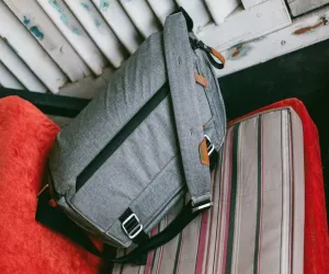 Ciemnoszara kanapa jakie dodatki
