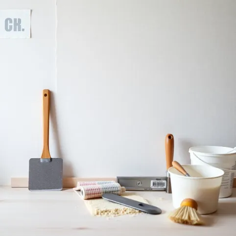 Jak przygotować ścianę do położenia tapety