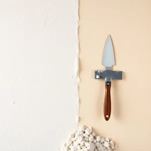 Jak usunąć tynk strukturalny ze ściany